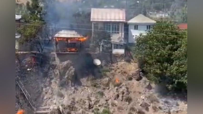 'Bo`stonliqdagi dachalarning birida yong`in sodir bo`ldi (video)'ning rasmi