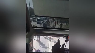 'Samarqandda bir guruh shaxslar nima sababdan yo`lni to`sib, avtobusni toshbo`ron qilgani ma`lum bo`ldi'ning rasmi