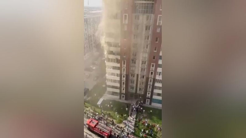'Olmaotada yonayotgan 16 qavatli uy derazasidan odamlar o`zini tashlamoqda (video)'ning rasmi