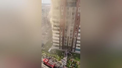 'Olmaotada yonayotgan 16 qavatli uy derazasidan odamlar o`zini tashlamoqda (video)'ning rasmi