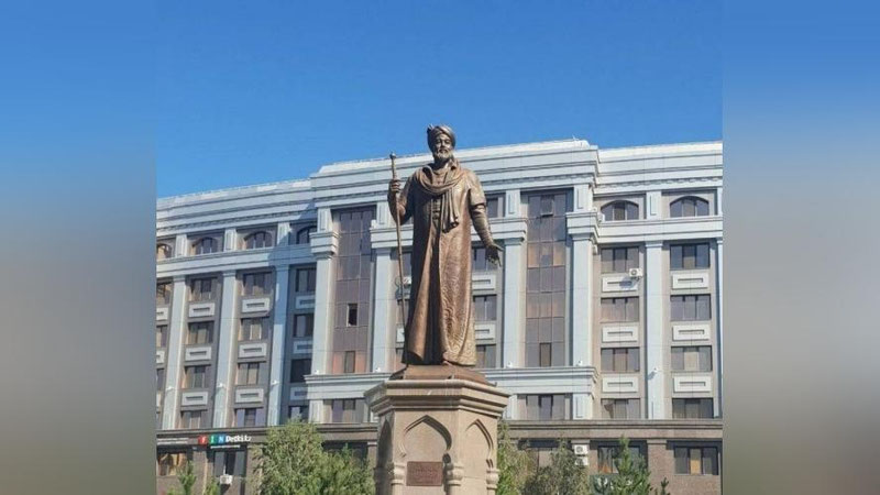 'Qozog`istonda Navoiy haykali qad rostladi'ning rasmi