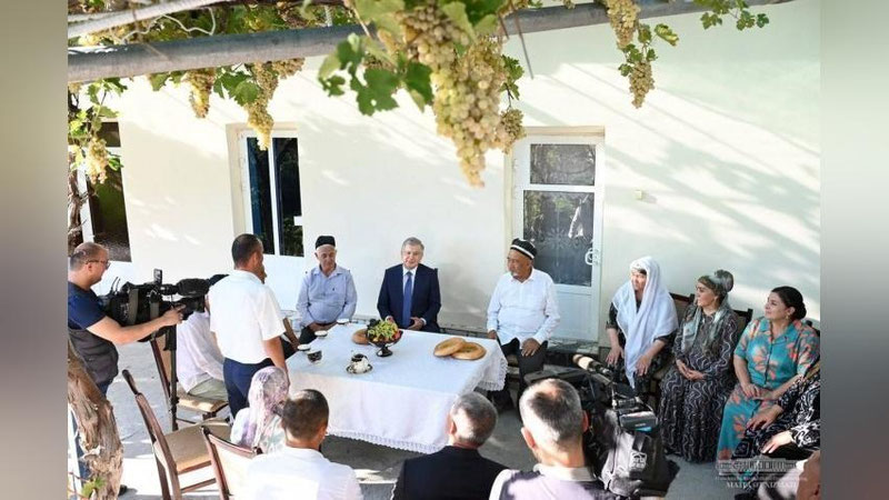 'Shavkat Mirziyoev Romitan tumanidagi xonadonda mehmon bo`ldi (foto)'ning rasmi