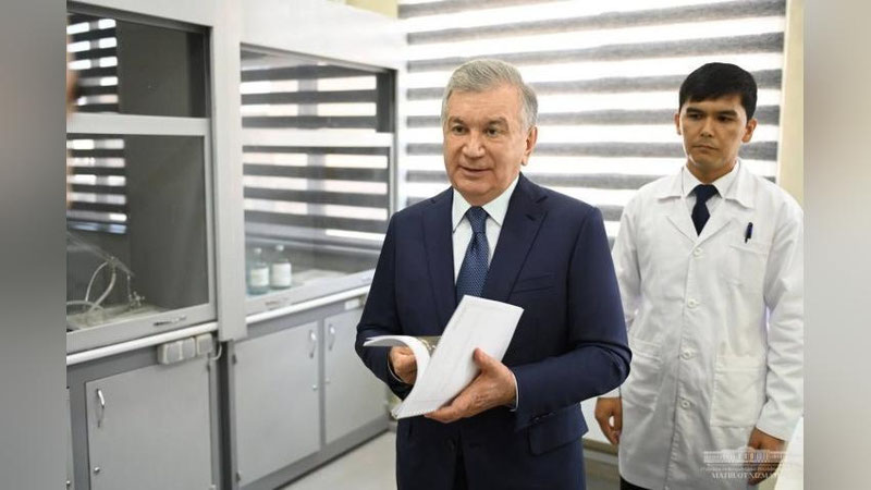 'Shavkat Mirziyoev Samarqand davlat universitetining Biokimyo institutida professor-o`qituvchilar bilan muloqot qildi (foto)'ning rasmi