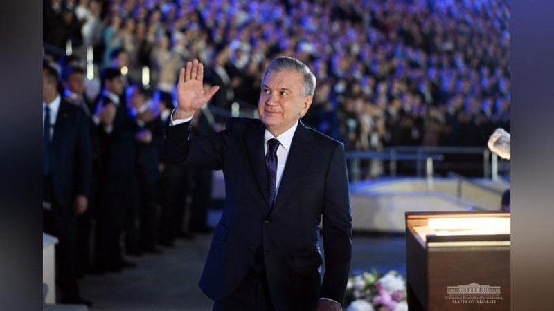 'Biz jahonga faqat xom ashyo emas, avvalo ilm-ma`rifat, ma`naviy boylik etkazib bergan ne-ne ulug` zotlarning avlodimiz — Shavkat Mirziyoev.'ning rasmi