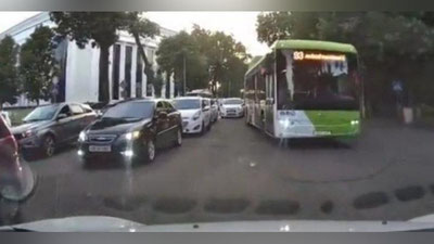 'Toshkentda avtobus qarama-qarshi yo`nalishda harakatlandi (video)'ning rasmi