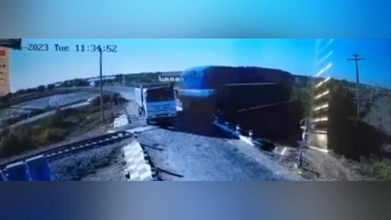 Изрображение 'В Бухарской области поезд снес грузовик: водитель погиб на месте (видео)'