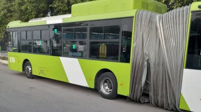 'Toshkentda avtobus yo`lning o`rtasidagi quvurga tushib ketdi'ning rasmi