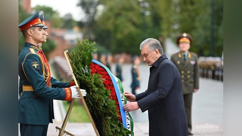 'Шавкат Мирзиёев Москвадаги Александр боғида гул қўйди (фото)'ning rasmi