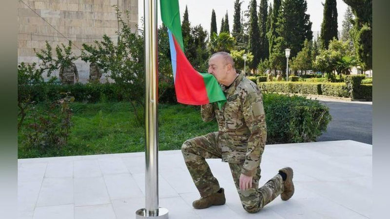 'Илҳом Алиев Қорабоғ шаҳарларида Озарбайжон байроқларини кўтарди'ning rasmi