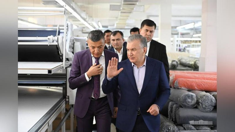 'Шавкат Мирзиёев Қашқадарёга ташрифини пахта-тўқимачилик кластер фаолияти билан танишувдан бошлади (фото)'ning rasmi