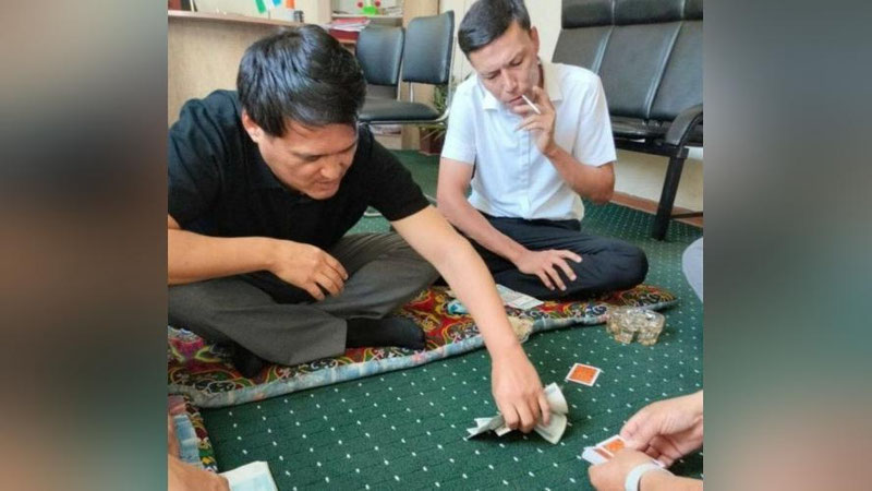 'Farg`onada tuman hokimi yordamchisi va Moliy bo`limi boshlig`i karta o`ynayotgani aytilmoqda'ning rasmi