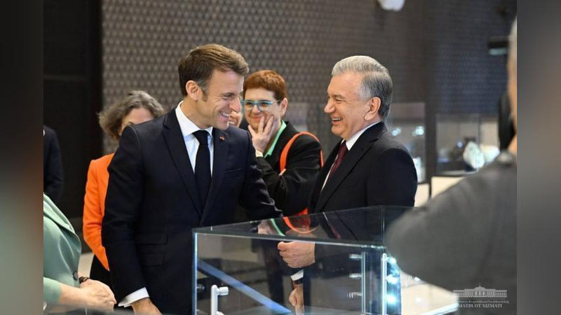 'Prezidentlar O`zbekistonning madaniy merosi ko`rgazmasi bilan tanishdi'ning rasmi