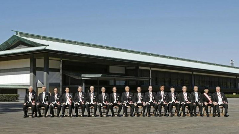 'Abdulaziz Komilov Yaponiya Imperatori tomonidan taqdirlandi'ning rasmi