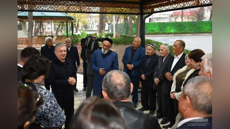 'Shavkat Mirziyoev Mirzo Ulug`bek tumanidagi mahallada bo`ldi'ning rasmi