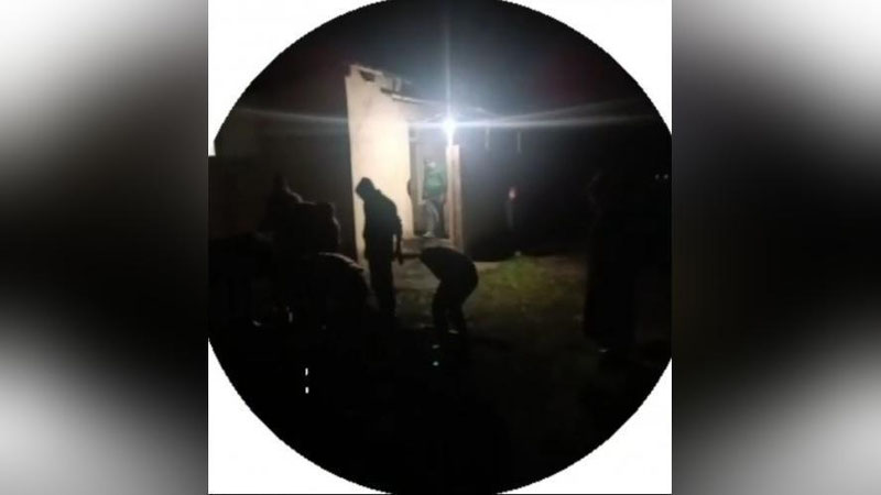 'Angrenda o`qituvchilar kechasi maktabga kelgan ko`mirni tashigani aytildi (video)'ning rasmi