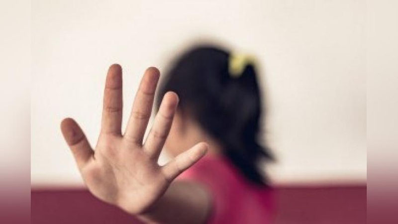 'Toshkent viloyatida 13 yoshli qizni zo`rlagan IIB xodimiga sud hukmi o`qildi'ning rasmi
