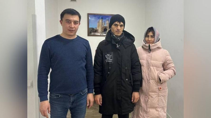 'Rossiyada qiyin ahvolda qolgan o`zbekistonlik ikki farzandi bilan vatanga qaytarildi'ning rasmi