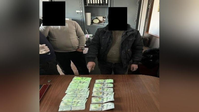 'Samarqandda fuqaroni 18 ming AQSh dollari evaziga Amerikaga yuborishni va`da qilgan shaxs ushlandi'ning rasmi