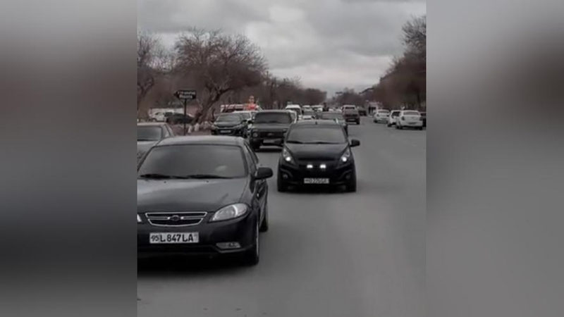 'Nukusdagi to`yda yo`l talashib, xavfli "manyovr" qilgan haydovchilar ushlandi (video)'ning rasmi