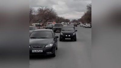 'Nukusdagi to`yda yo`l talashib, xavfli "manyovr" qilgan haydovchilar ushlandi (video)'ning rasmi