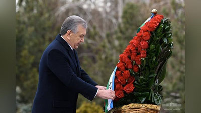 'Shavkat Mirziyoev Toshkent shahrida Islom Karimov haykali poyiga gul qo`ydi (foto)'ning rasmi