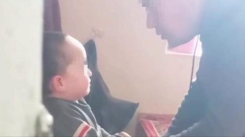 '4 yoshli o`g`lini kaltaklab, unga shavqatsiz munosabatda bo`lgan ota qamaldi'ning rasmi