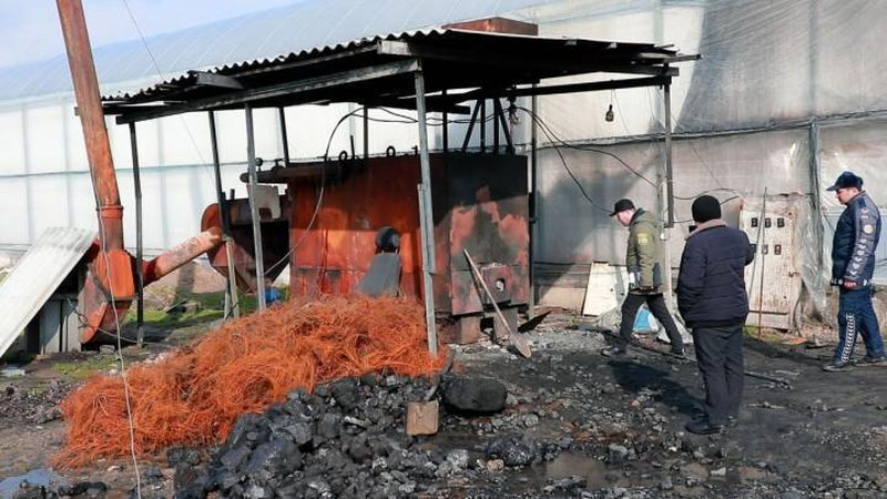 'Toshkentdagi issiqxonalardan birida avtomobil shinalari yoqilgani aniqlandi (video)'ning rasmi