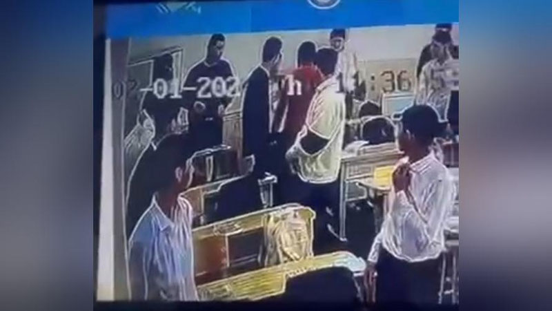 'Navoiyda o`qituvchi o`quvchini kaltakladi (video)'ning rasmi