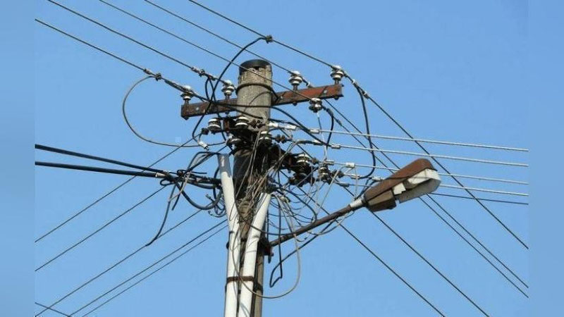 'Elektromontyor shamol sababli simyog`och bilan birga erga qulagan'ning rasmi