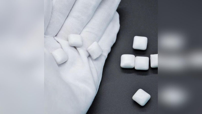 'Франкфуртдан Тошкентга учиб келган фуқаро сумкасидан таркибида гиёҳвандлик моддалари бўлган сақичлар чиқди'ning rasmi