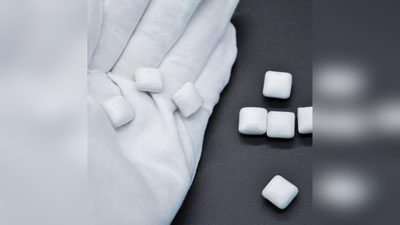 'Франкфуртдан Тошкентга учиб келган фуқаро сумкасидан таркибида гиёҳвандлик моддалари бўлган сақичлар чиқди'ning rasmi