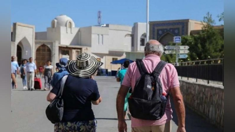 'O`zbekistonga 5 oyda 2,1 million sayyoh piyoda tashrif buyurgani aytildi'ning rasmi