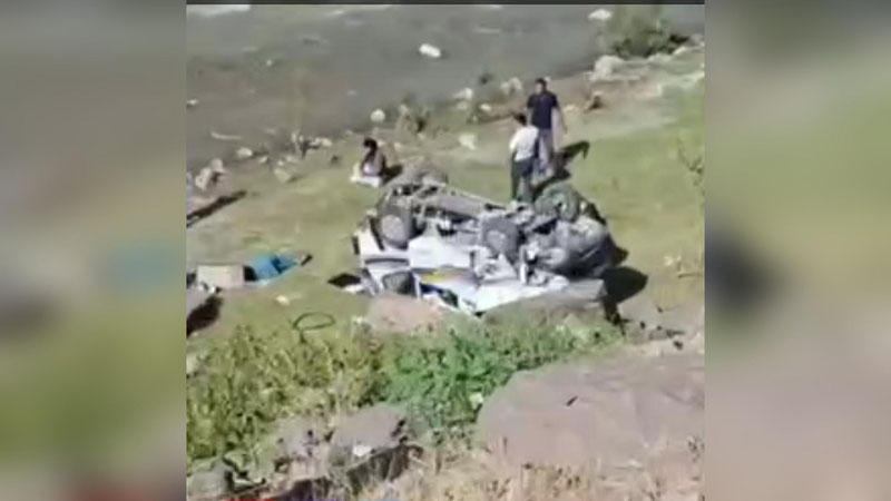 'Сурхондарёда “Nexia 3” билан тўқнашган “Damas” жарликка тушиб кетди'ning rasmi