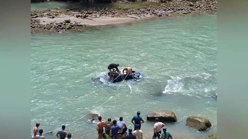 'Surxondaryoda “Lasetti” “To`palang” daryosiga tushib ketdi'ning rasmi