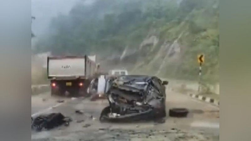 'Hindistonda xarsangtosh bir nechta mashina ustiga quladi (video)'ning rasmi