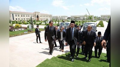 'Malayziya Bosh vaziri Imom Buxoriy majmuasini ziyorat qildi'ning rasmi