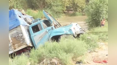 'Surxondaryoda katta yuk mashinasi kanalga tushib ketdi (video)'ning rasmi