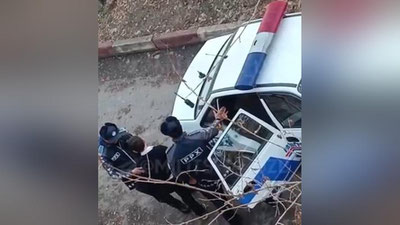 'Toshkentda IIB xodimlari o`quvchi bolani majburlab, mashinaga tiqib olib ketdi (video)'ning rasmi