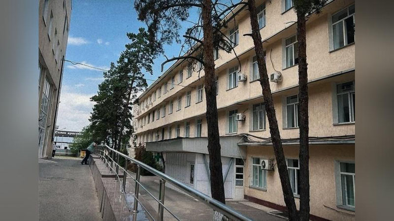 'Qozog`istonda ayol tug`uruqxona oynasidan o`zini tashladi'ning rasmi