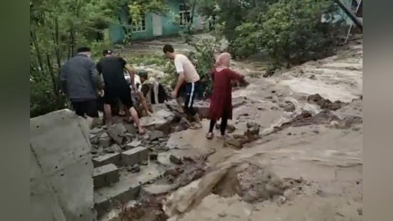 'Namanganda sel vaqtida 2 qizni devor bosib qoldi'ning rasmi