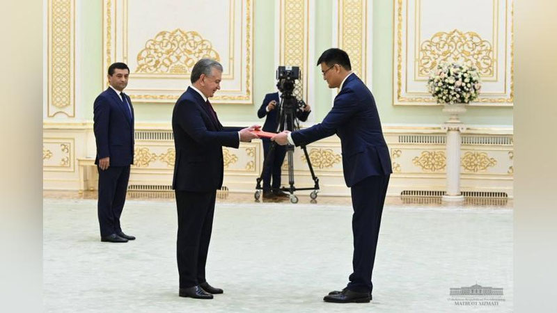 'Shavkat Mirziyoev yangi tayinlangan xorijiy elchilarning ishonch yorliqlarini qabul qildi'ning rasmi