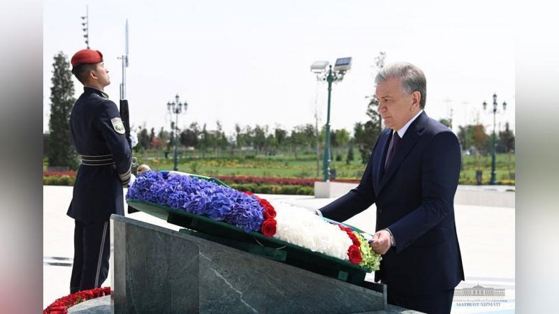 'Shavkat Mirziyoev “Yangi O`zbekiston” bog`iga borib, Mustaqillik monumenti poyiga gulchambar qo`ydi (foto)'ning rasmi