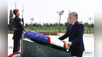'Shavkat Mirziyoev “Yangi O`zbekiston” bog`iga borib, Mustaqillik monumenti poyiga gulchambar qo`ydi (foto)'ning rasmi