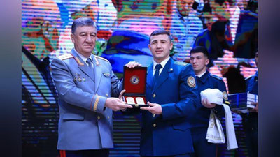 'Isroil Madrimovga muddatidan oldin mayor maxsus unvoni berildi'ning rasmi