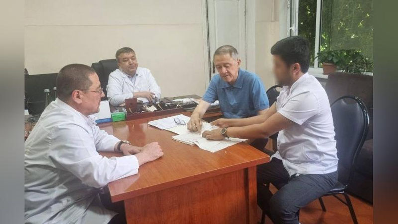 'Farg`onada shifokorga “xayfsan” berildi'ning rasmi