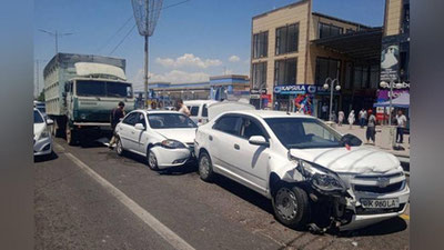 'Toshkent viloyatida 5 ta transport vositasi ishtirokida avtohalokat sodir bo`ldi (video)'ning rasmi
