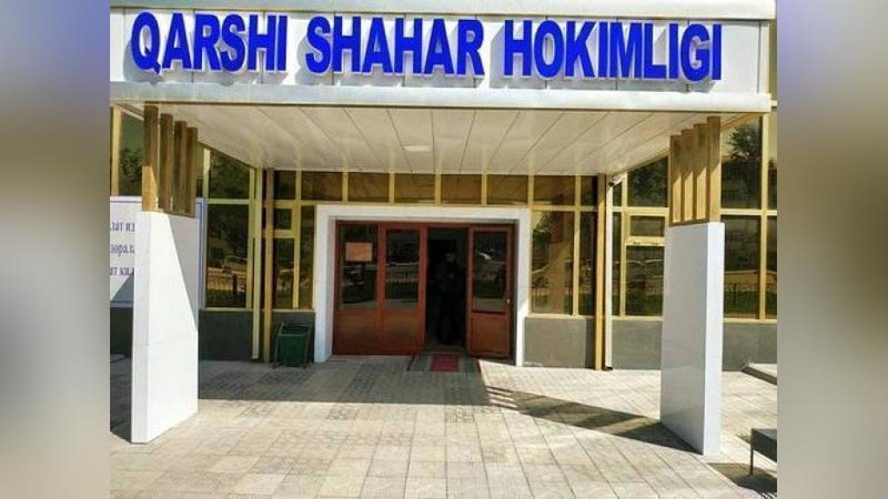 'Qarshi shahri hokimi o`ziga  75 million so`m rag`bat puli ajratdi'ning rasmi