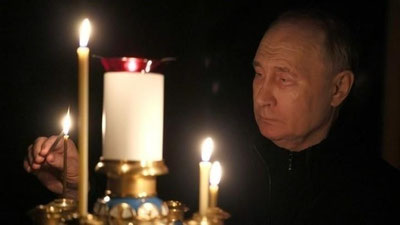 'Putin cherkovda teraktda halok bo`lganlar uchun ibodat qildi (video)'ning rasmi