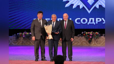 'Yodgor Sa`diev “Hamdo`stlik yulduzlar” davlatlararo mukofoti bilan taqdirlandi'ning rasmi