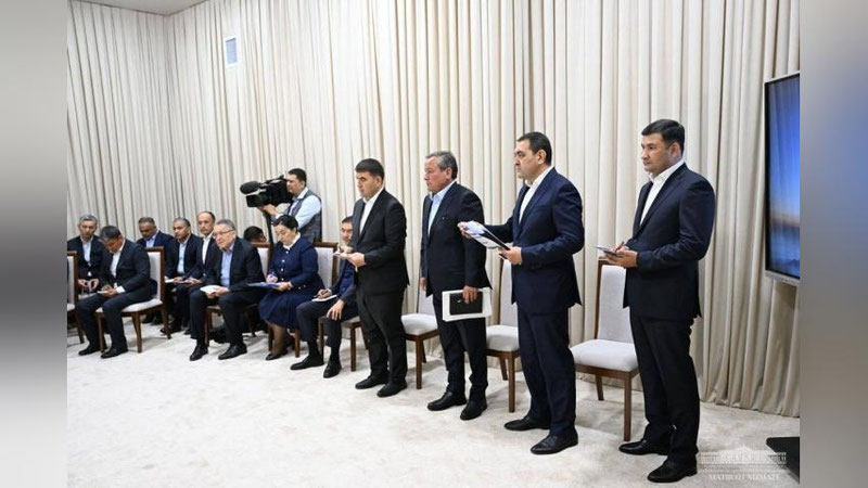 'Prezident Namangan, Andijon va Farg`ona hokimlari bilan yig`ilish o`tkazdi'ning rasmi